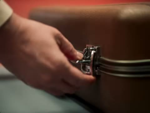 Beat 3: Case clasp