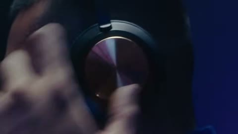 Beat 1: Hand on earcup