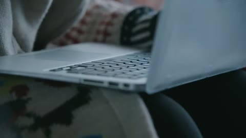 Beat 7: Opening the laptop