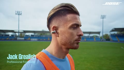 Beat 4: Earbud in ear