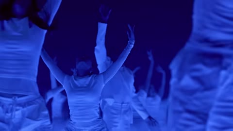 Beat 4: Blue and green crowd