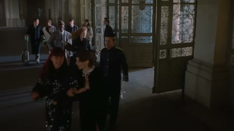 Beat 7: Arrivals in the hall