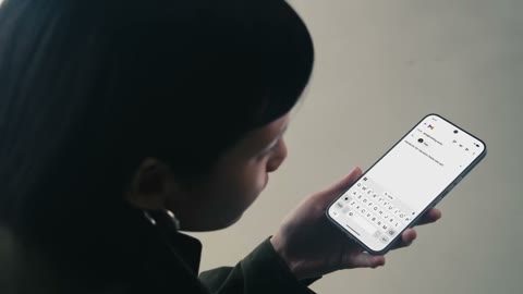 Beat 17: Phone turns yellow