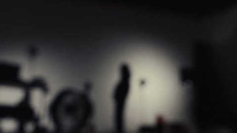 Beat 7: Studio silhouette