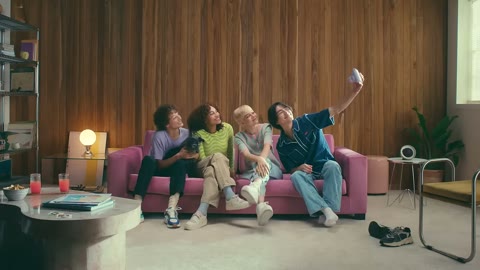 Beat 13: Sofa selfie