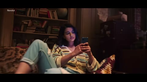 Beat 2: Sender on sofa