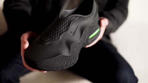Beat 20: Shoe in lap