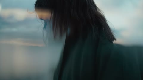 Beat 3: Woman at the pillars