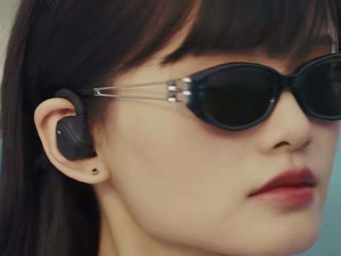 Beat 1: Sunglasses close-up