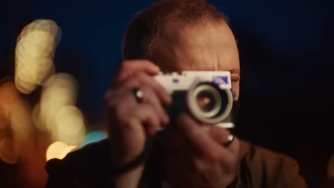 Beat 5: Photographer with Leica
