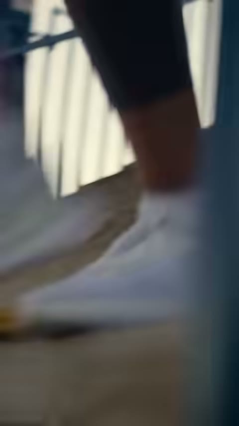 Beat 2: Runner on the bridge