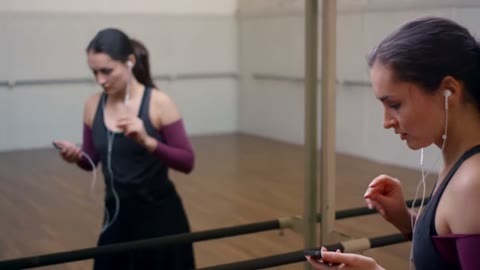 Beat 6: Dancer on phone
