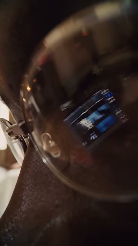 Beat 8: Glasses reflection